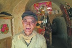 Aparece un hombre después de estar encerrado 77 años en su cueva.