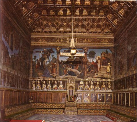 Sala Capitular de la Catedral de Toledo, con la Virgen de Cisneros en la silla arzobispal